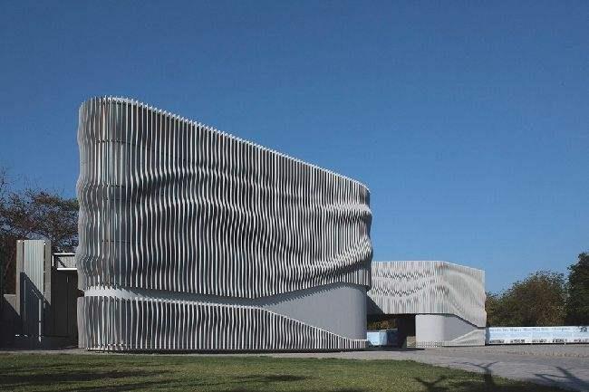 黄冈浅谈现代建筑采用网架结构安装的主要优势和应用